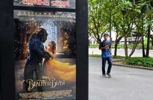 Disney отказалась вырезать гей-сцену из «Красавицы и чудовища»