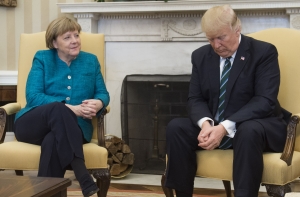 Трамп не расслышал просьбу Меркель пожать ей руку