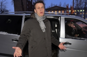 Алексея Навального закидали яйцами на вокзале в Уфе