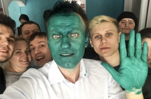 Навального облили зеленкой перед открытием предвыборного штаба