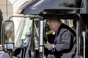 Трамп за рулем грузовика стал мемом