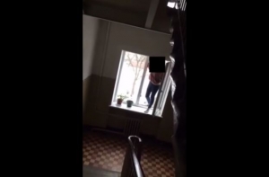 «Не кит»? Полиция подтвердила подлинность видео с прыгающей из окна девочкой