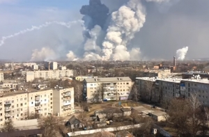Жители Харькова опубликовали видео разрыва ракет на складе ВСУ