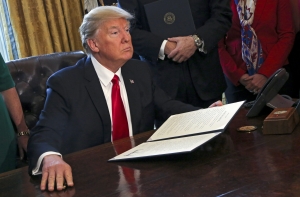 Трамп подписал новый указ по иммиграции