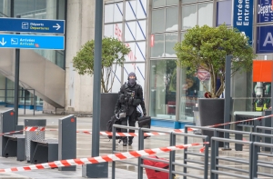 В аэропорту Парижа взрывчатки не обнаружено, терминал по-прежнему закрыт