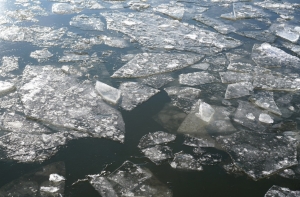 Прогулка двух подростков по льду чуть не обернулась трагедией