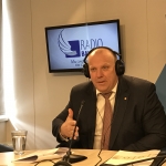 Министр обороны: солдат НАТО нужно стричь, одевать и сдавать им жилье!