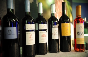 В Огре неизвестный украл из фуры 43 ящика с вином