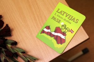 Жительница Латвии хочет отдать ничтожное детское пособие «жирующим депутатам»