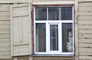 Передача: мошенники под предлогом проверки окон проникают в дома пенсионеров