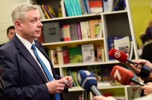 МОН готовит поправки: школьные экзамены будут только на латышском