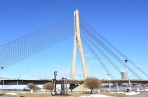 В центре Риги человек упал в Даугаву