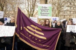 Протестующие против ликвидации Академии педагогики выстроятся в живую цепь у здания правительства