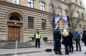 Около 150 человек у Сейма выступают за отмену налога на жилье