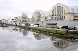 Спасатели вытащили из Рижского канала тонущего мужчину