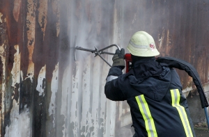 В Елгаве горит кожевенная фабрика