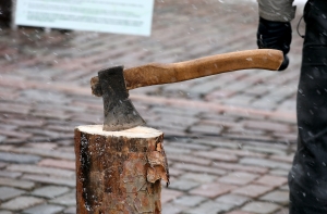 В Риге пьяный мужчина пришел в магазин с топором