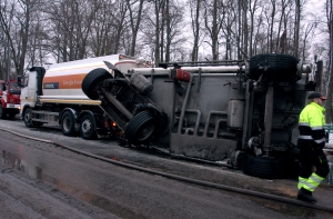 У Смилтене опрокинулся грузовик