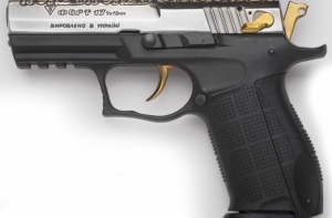 4 года назад президент Янукович подарил президенту Берзиньшу пистолет