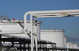 За право хранить латвийский нефтяной запас сражаются 13 компаний