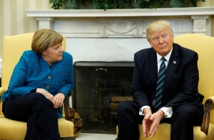 Трамп отказался пожимать руку Меркель перед фотографами