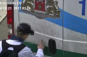 Парни разрисовали полицейское авто оскорблениями и патриотическим лозунгом