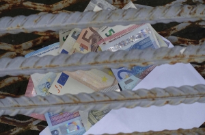 Начат уголовный процесс о взятке в 280 тысяч евро депутату Даугавпилсской думы