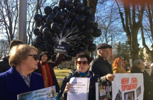 «Порошенко, прекрати войну»: напротив украинского посольства прошел митинг