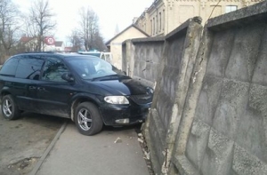 Пьяный водитель, убегая от полиции, врезался в бетонную стену