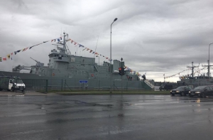 В Риге на набережной можно посмотреть корабли и передвижную выставку