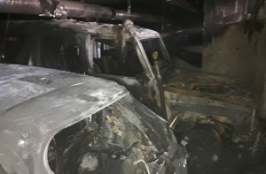 На подземной стоянке жилого дома в Плявниеки загорелось несколько машин