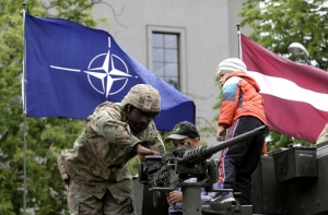 ПБ: Россия продолжает настраивать латвийцев против НАТО