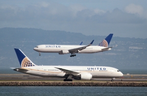 Скандал на борту United Airlines: пассажира силой сняли с рейса