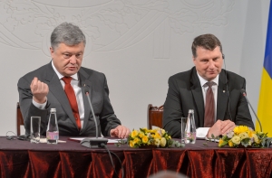 Порошенко в Риге пригрозил России продлением санкций