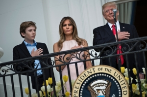 Конфуз дня: Мелания Трамп пнула задумавшегося во время гимна США мужа