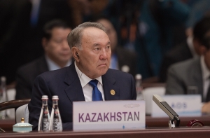 Назарбаев готовит Казахстан к переходу на латиницу