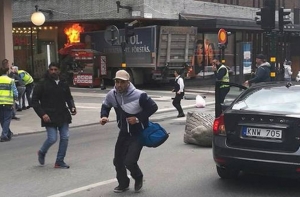 Грузовик въехал в толпу людей в Стокгольме