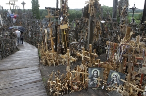 На знаменитой «Горе крестов» в Литве произошел пожар