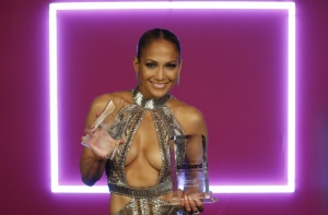 Дженнифер Лопес появилась в «голом» платье на церемонии Billboard Latin