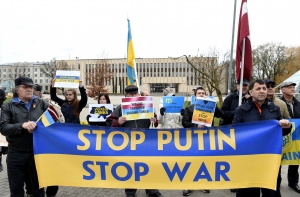 Участники протестной акции у посольства России в Риге:  Путин - фашист и террорист