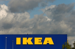В соцсети высмеяли клон синего пакета из IKEA за две тысячи долларов
