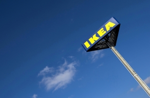 Balenciaga выпустила аналог синей сумки из Ikea за 2 тысячи долларов