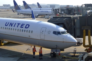 United вернет деньги за билеты всем пассажирам скандального рейса