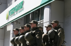 В центре Харькова радикалы замуровали офис «Сбербанка»