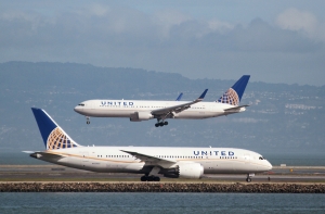 Ссаженный с самолета пассажир United обратился в суд