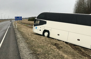 Автобус Санкт-Петербург-Рига съехал в кювет в Эстонии