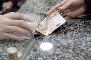 Латвийцы подсели на пособия: день работают, полгода на больничном