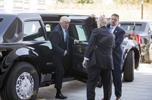 Лимузин Трампа застрял в воротах королевского дворца в Брюсселе