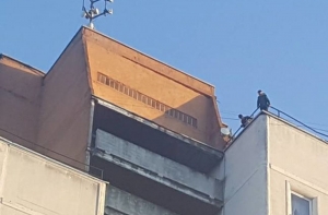 Школьники переваливались через перила на крыше 12-этажки в Плявниеки