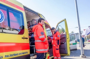 Пьяная беременная женщина чуть не родила у магазина в Ильгуциемсе